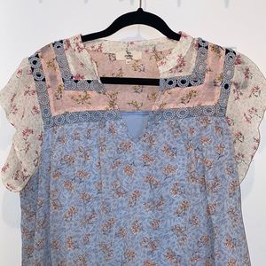 Like new, floral Entro top